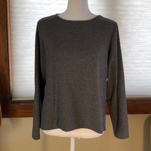 Long sleeved gray top